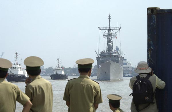 USS Vandergrift là chiếc tàu khu trục đầu tiên của Hải quân Mỹ ghé thăm cảng Sài Gòn vào năm 2003 kể từ khi kết thúc chiến tranh Việt Nam. Đây là một tàu chiến thuộc lớp Oliver Hazard Perry.