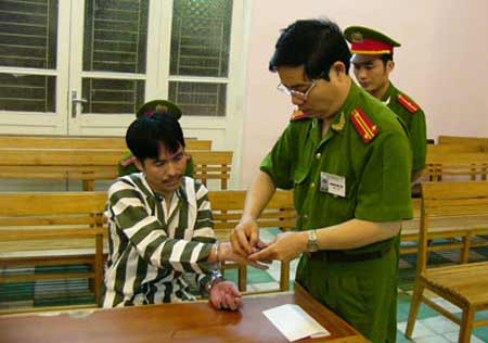 Lấy dấu vân tay của một tử tù trước khi hành hình. (Ảnh: An ninh thế giới)