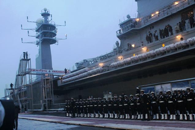 Tàu sân bay INS Vikramaditya trong buổi lễ bàn giao cho Hải quân Ấn Độ