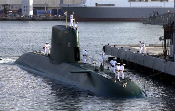 Vũ khí có nguồn gốc nước ngoài đầu tiên phải kể đến trong Quân đội Israel là tàu ngầm AIP lớp Dolphin. Ngày 23/9, Hải quân Israel đã tiếp nhận chiếc tàu ngầm lớp Dolphin thứ 4 do Đức chế tạo.