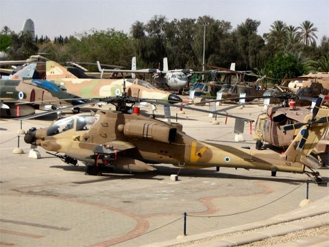 Không quân Israel sử dụng nhiều loại trực thăng tấn công khác nhau, trong đó nổi bật là AH-64 Apache do hãng Boeing của Mỹ sản xuất. Loại trực thăng này được điều khiển bởi hai phi công và được trang bị nhiều loại vũ khí hiện đại, cùng các hệ thống hỗ trợ hữu hiệu, đặc biệt là hệ thống định vị vệ tinh toàn cầu (GPS).