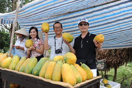 Đại gia Vũ Minh Châu đi chợ sinh thái.