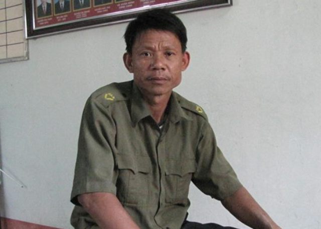 Ông Nguyễn Văn Vui, Phó Trưởng Công an xã Trung Thịnh trao đổi với PV.