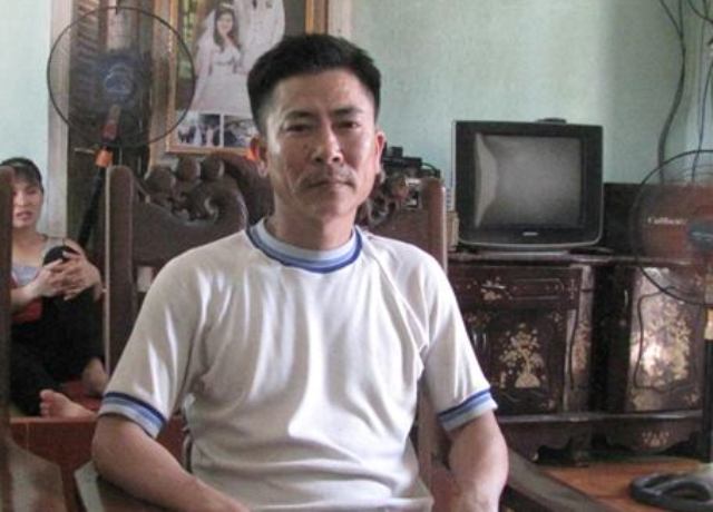 Aanh Nguyễn Đức Thắng (bố cháu N.) trao đổi với PV.