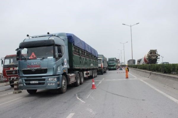 Vụ tai nạn đã khiến giao thông trên cầu Thanh Trì hướng đi QL5 ùn tắc nhiều giờ đồng hồ.