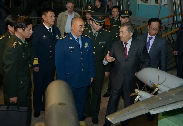 Các quan chức quân đội Trung Quốc đến thăm viện thiết kế Antonov.