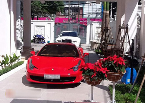Siêu xe Ferrari 458 màu đỏ.