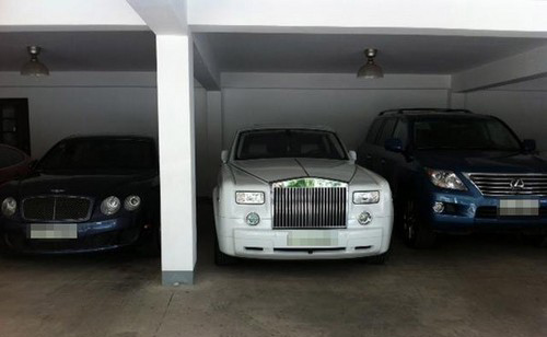 Từ trái qua phải là chiếc Bentley, Rolls-Royce Phantom, Lexus GX570.