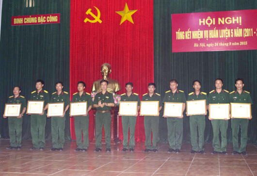 Trao thưởng cho các tập thể và cá nhân đạt thành tích cao trong công tác huấn luyện giai đoạn 2011 - 2015.