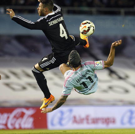 Celta Vigo dồn lên tấn công kiếm bàn gỡ. Họ tạo ra không ít pha bóng nguy hiểm.
