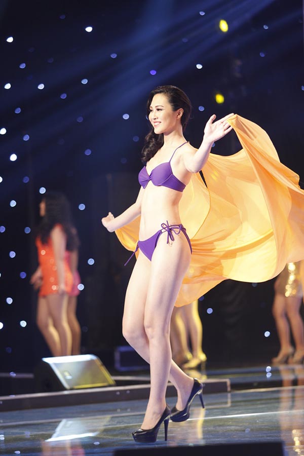 Diệu Ngọc - thí sinh cao nhất cuộc thi (1m79) tự tin sải bước trên sân khấu.