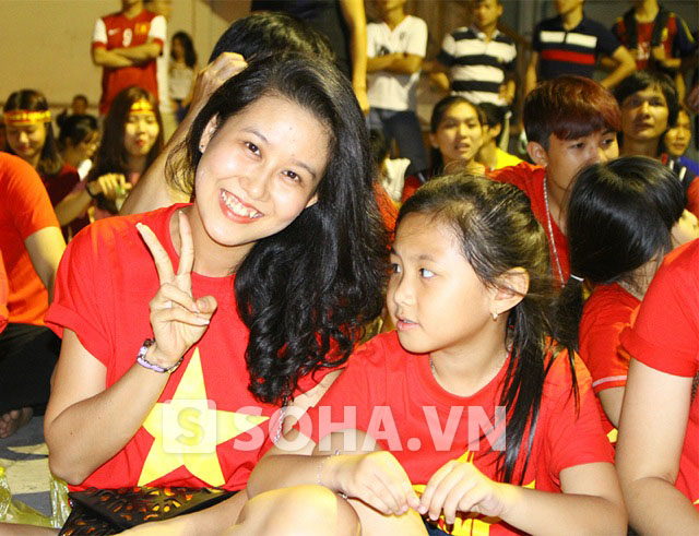 Rất nhiều fan nữ xinh đẹp đã có mặt tại nhà Văn hóa Thanh Niên – Q.3 - TP.HCM để tiếp sức cho U23 Việt Nam trong cuộc đối đầu với chủ nhà U23 Malaysia