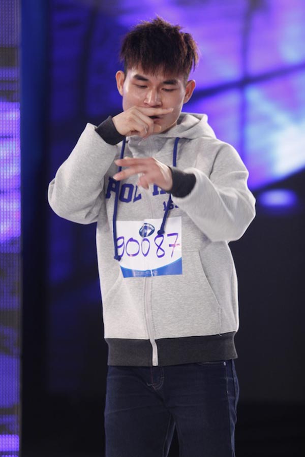 Thí sinh Nguyễn Vương Thiện (19 tuổi, Nghệ An) biểu diễn ca khúc “Đừng về trễ” theo phong cách… lấy một ngón tay che mũi.