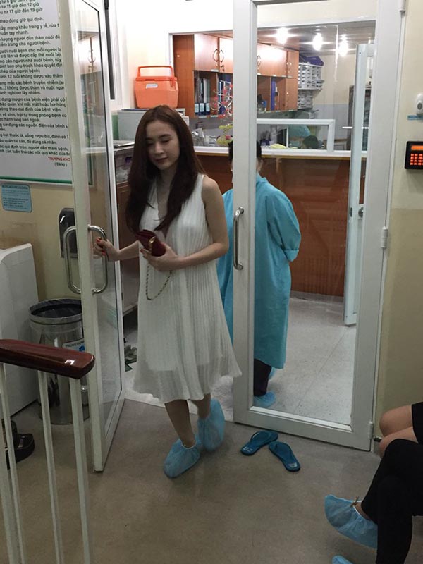Angela Phương Trinh thăm Duy Nhân tại bệnh viện ngày 06/05.