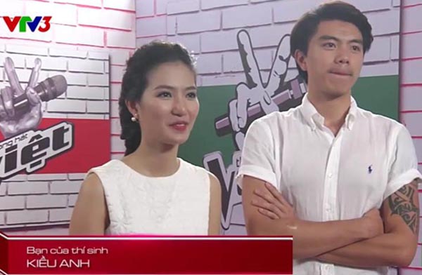 Trong vòng Giấu mặt The Voice 2015, ca nương Kiều Anh được 1 anh chàng điển trai hộ tống đi thi và đợi ở phòng hậu trường.