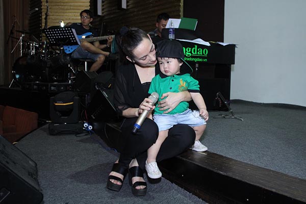 Dù còn khá nhỏ tuổi, song cậu bé luôn tỏ ra hiếu động và sẵn sàng hát theo mẹ trong lúc Phi Nhung đang biểu diễn.