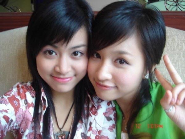 Năm 2004, Hoàng Thùy Linh và Thanh Vân đều đảm nhận vai trò MC gameshow tương tác truyền hình Vui cùng Hugo.