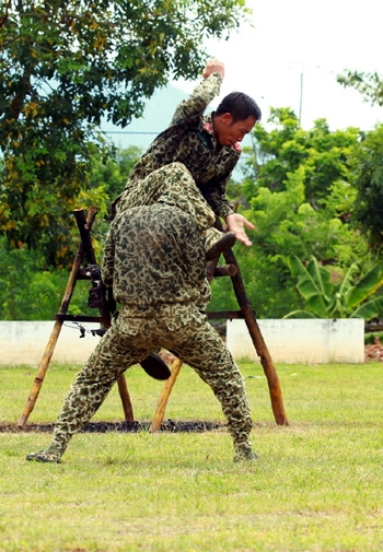 
Đặc biệt, các thế võ này do chính các chiến đấu viên đúc kết và sáng tạo ra trong quá trình học tập, rèn luyện.
