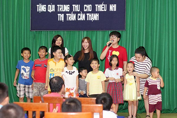 
Anh và các bạn trong team The Voice tiếp tục đồng hành và nhận được sự hỗ trợ, giúp đỡ của Mỹ Tâm sau khi bước ra cuộc thi.
