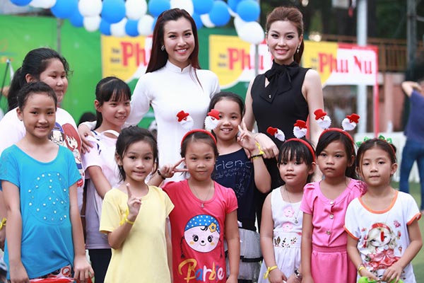 
Đồng hành cùng với Diễm Trang còn có Á hậu Hoàng Oanh, bộ đôi Á hậu luôn tỏ ra rất vui vẻ, thân thiện trong mọi hoạt động chương trình.
