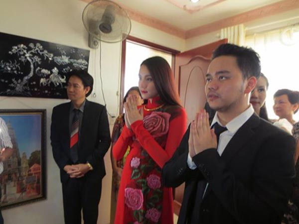 Cuối tháng 10 năm 2014, Trang Nhung bất ngờ tổ chức lễ đính hôn với bạn trai gây xôn xao ở làng giải trí trong nước.