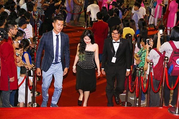 Tối cùng ngày, đại diện đoàn phim là diễn viên: Quốc Cường, Ngọc Thanh Tâm đã có mặt tại Nhà hát Hoà Bình để tham gia buổi khai mạc liên hoan phim.