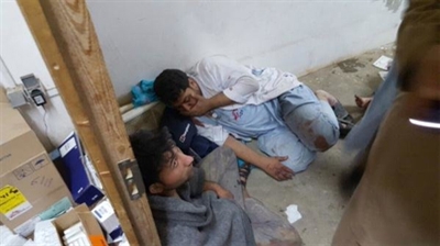 
Các nhân viên trong bệnh viện đang nằm lại bên trong một khu của bệnh viện sau vụ đánh bom - Ảnh: Twitter của Tổ chức Bác sĩ không biên giới
