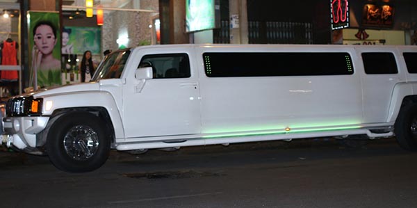 Chiều tối qua, diễn viên nhí Tam Triều Dâng xuất hiện tại sự kiện của MTV Việt Nam với chiếc xe limouse đắt tiền.