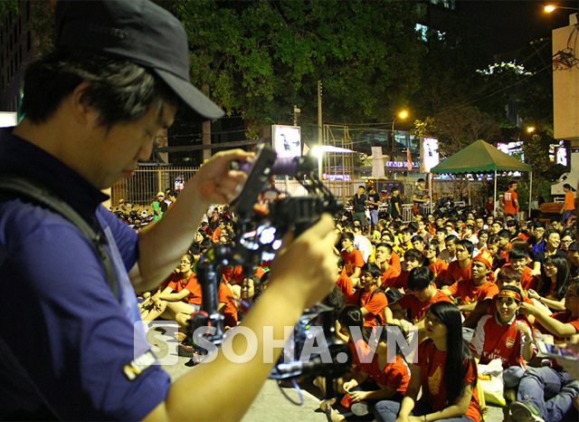Nhóm phóng viên từ kênh truyền hình Nhật Bản đến để ghi nhận hình ảnh CĐV Việt Nam trong trận đấu với U23 Malaysia, tại nhà Văn hóa Thanh Niên – Q.3. TP.HCM