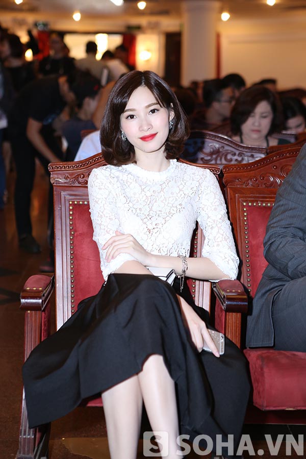 Ngay sau khi chụp hình kỉ niệm, Hoa hậu Việt Nam 2012 nhanh chóng vào trong nhà hát để đợi xem phim mới của Noo Phước Thịnh.