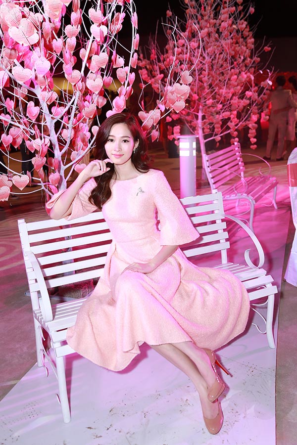 Hoa hậu Đặng Thu Thảo lộng lẫy, xinh đẹp khi 1 mình tạo dáng chụp hình.