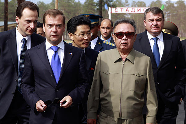 Ông Kim Jong Il (phải) song hành cùng ông Dmitry Medvedev, khi đó là Tổng thống Nga, trong chuyến công du Viễn Đông tháng 8/2011. Ảnh: AP