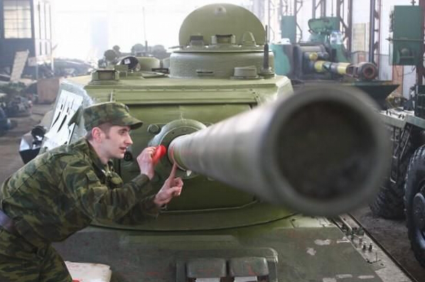 Những chiếc T-34-85 sẽ cùng với &quot;hậu duệ&quot; của nó là loại xe tăng chủ lực Armata hiện đại nhất của Nga tham gia buổi lễ kỷ niệm chiến thắng phát xít.