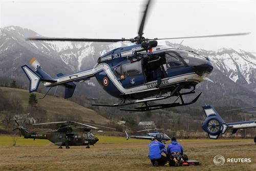 Một máy bay trực thăng cứu hộ của đội hiến binh Pháp bay trên khu vực mà lực lượng cứu hộ Alpine tập trung, phía trước dãy Alps trong chiến dịch cứu hộ chiếc máy bay gặp nạn.