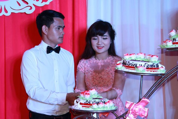 Ngày 12/5 vừa qua, tiền đạo của CLB Thanh Hóa, Hoàng Đình Tùng, đã tổ chức lễ ăn hỏi với cô dâu Nguyễn Thị Vân.
