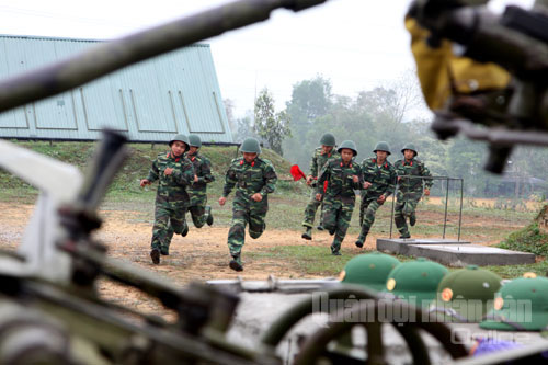 Chiến sĩ pháo phòng không thuộc Tiểu đoàn 1 (Lữ đoàn 102) luyện tập tình huống báo động chuyển cấp SSCĐ, đánh địch đột nhập đường không.