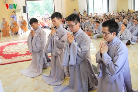 Sáng 21/11, tại chùa Viên Quang (Nam Đàn, Nghệ An) đã tiến hành lễ xuất gia cho 4 Phật tử trẻ có độ tuổi từ 21 - 24 tuổi.