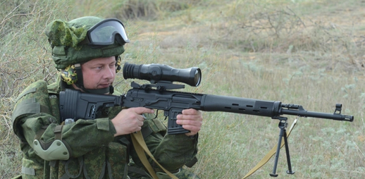 Theo RIA Novosti, lính bắn tỉa tại căn cứ quân sự 201 của Nga, đóng tại thành phố Kulyab (Tajikistan), vừa lập kỷ lục mới khi bắn trúng đồng xu 1 rúp ở cự ly 100 m. Phát súng thiện nghệ được thực hiện từ súng bắn tỉa SVD Dragunov trong buổi luyện bắn tại thao trường Momirak. Để nhiệm vụ phức tạp hơn, đồng rúp được đặt ở phần ngoài cùng phía bên phải mục tiêu. Trong ảnh: Phiên bản súng SVD Dragunov với ống ngắm thế hệ mới.