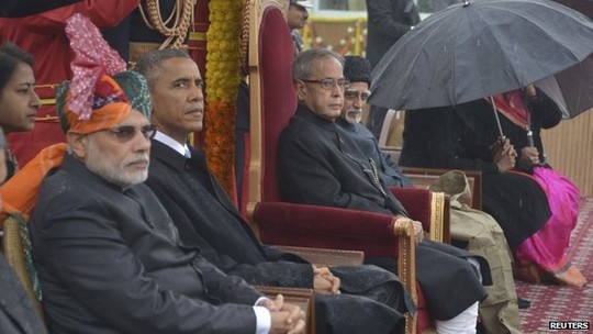 Tổng thống Obama ngồi cạnh Thủ tướng Modi quan sát trên lễ đài. Ảnh: Reuters