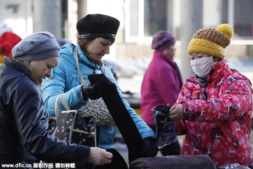 Những ngày đầu mùa đông, tại các khu chợ ở Hắc Hà (thành phố biên giới thuộc tỉnh Hắc Long Giang, Trung Quốc) xuất hiện rất nhiều phụ nữ trung niên người Nga đến mua sắm.