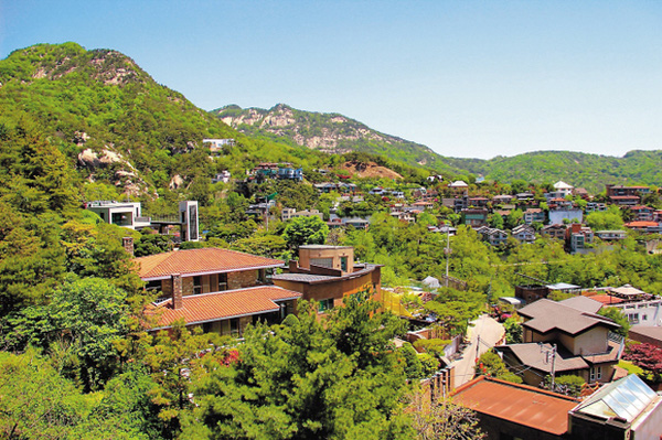 
Khu Pyeongchang-dong còn được biết đến với cái tên Beverly Hills của Seoul.
