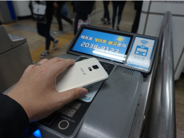 
Người Seoul không phải lo mua vé phiền phức, hành khách đi tàu điện sẽ tải ứng dụng vé về máy, sau đó chỉ cần quét qua máy đọc là có thể lên tàu.
