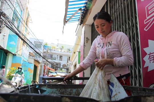 Chị Hồng vẫn tiếp tục bán nghề ve chai để mưu sinh.