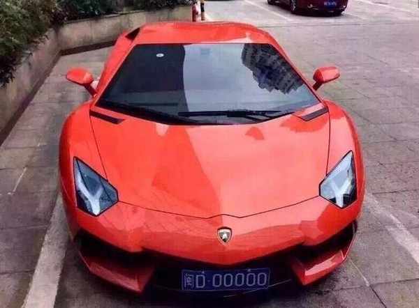 Lamborghini Aventador biển số D.00000 với mức giá (tính theo giá thị trường Trung Quốc) 6.48-8.01 triệu tệ (tương đương 22.88-28.29 tỷ đồng).