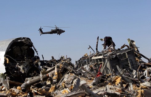 
Hiện trường máy bay Nga rơi ở Ai Cập khiến 224 người thiệt mạng. (Ảnh: Reuters).
