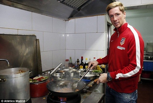 Fernando Torres trổ tài bếp núc.