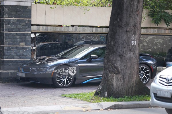 Siêu xe BMW i8 của đại gia Phan Thành xuất hiện trước một nhà hàng trên đường Lê Quý Đôn, Q.3