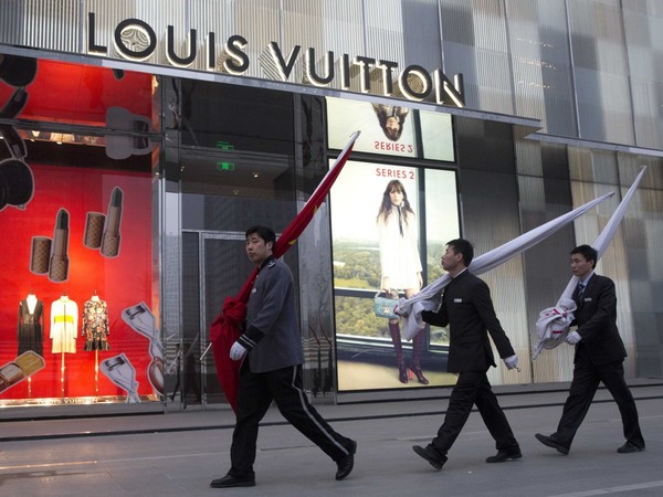 Hàng loạt các thương hiệu thời trang nổi tiếng đã đâm đơn kiện người phụ nữ đến từ Trung Quốc vì tội buôn bán hàng giả.