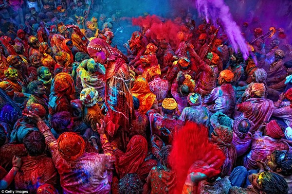 
Được tổ chức vào ngày trăng tròn của tháng Phalgun theo lịch Hindu, Holi còn được gọi là “Lễ hội Sắc màu” là một trong những lễ hội quan trọng của Ấn Độ, cũng như nhiều quốc gia có cộng đồng người theo đạo Hindu sinh sống. Trong lễ hội, người ta ném bột màu vào nhau.




Xe tải đầy màu sắc ở Rajasthan, phía bắc Ấn Độ. Đây là một cảnh tượng phổ biến trong cả nước. Họa tiết trang trí trên xe thay đổi tùy theo khu vực.





Đền Meenakshi với những tòa tháp cao hàng trăm mét và được trang trí bởi hàng nghìn bức tượng tinh xảo có màu sắc sặc sỡ là điểm đến hấp dẫn ở Ấn Độ.





Người phụ nữ nhuộm vải, phơi khô ở một cơ sở sản xuất phục trang truyền thống sari.





Những bộ sari được phơi trên nền xanh của một tòa nhà ở Kolkata, phía đông Ấn Độ.





Người dân vùng Himachal, phía bắc Ấn Độ, mỗi người một vẻ với trang phục không ai giống ai.





Nhà ga xe lửa Chhatrapati Shivaji Terminus nằm ở thành phố Mumbai, bang Maharashtra, miền Tây Ấn Độ được thắp sáng rực rỡ.





Một người đàn ông bán bột màu ở Mysore, phía nam Ấn Độ. Ngoài việc phục vụ lễ hội Holi truyền thống, bột cũng được sử dụng để trang trí.





Phục trang sặc sỡ của người phụ nữ vùng Gujarat, miền tây Ấn Độ.





Người Ấn Độ trên sông Hằng trong trang phục sari truyền thống. Những người theo đạo Hindu tin rằng tắm nước sông Hằng sẽ giúp gột rửa mọi tội lỗi của bản thân.





Một cậu bé đang rửa sạch những bột màu bám trên người sau khi tham gia lễ hội Holi. Người Ấn Độ thường dùng dầu để giúp dễ dàng tẩy rửa bột màu hơn





Những chiếc ô đầy màu sắc được bày bên ngoài một cửa hàng ở Jaipur, phía bắc Ấn Độ để người mua hàng có thể dễ dàng lựa chọn được sản phẩm ưng ý.





Người Sikh tại Ấn Độ quấn trên đầu những chiếc khăn xếp đặc trưng. 





Hàng hoa quả của một người đàn ông ở Mysore, phía nam Ấn Độ. 

