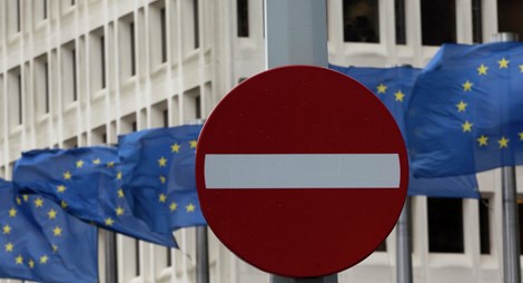 Bản hiệu giao thông trước tòa nhà Nghị viện Châu Âu